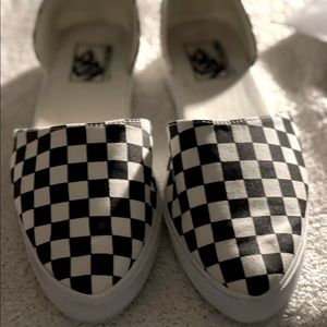 Gently loved Vans w/trademark black and white checkered design and pointed toe.